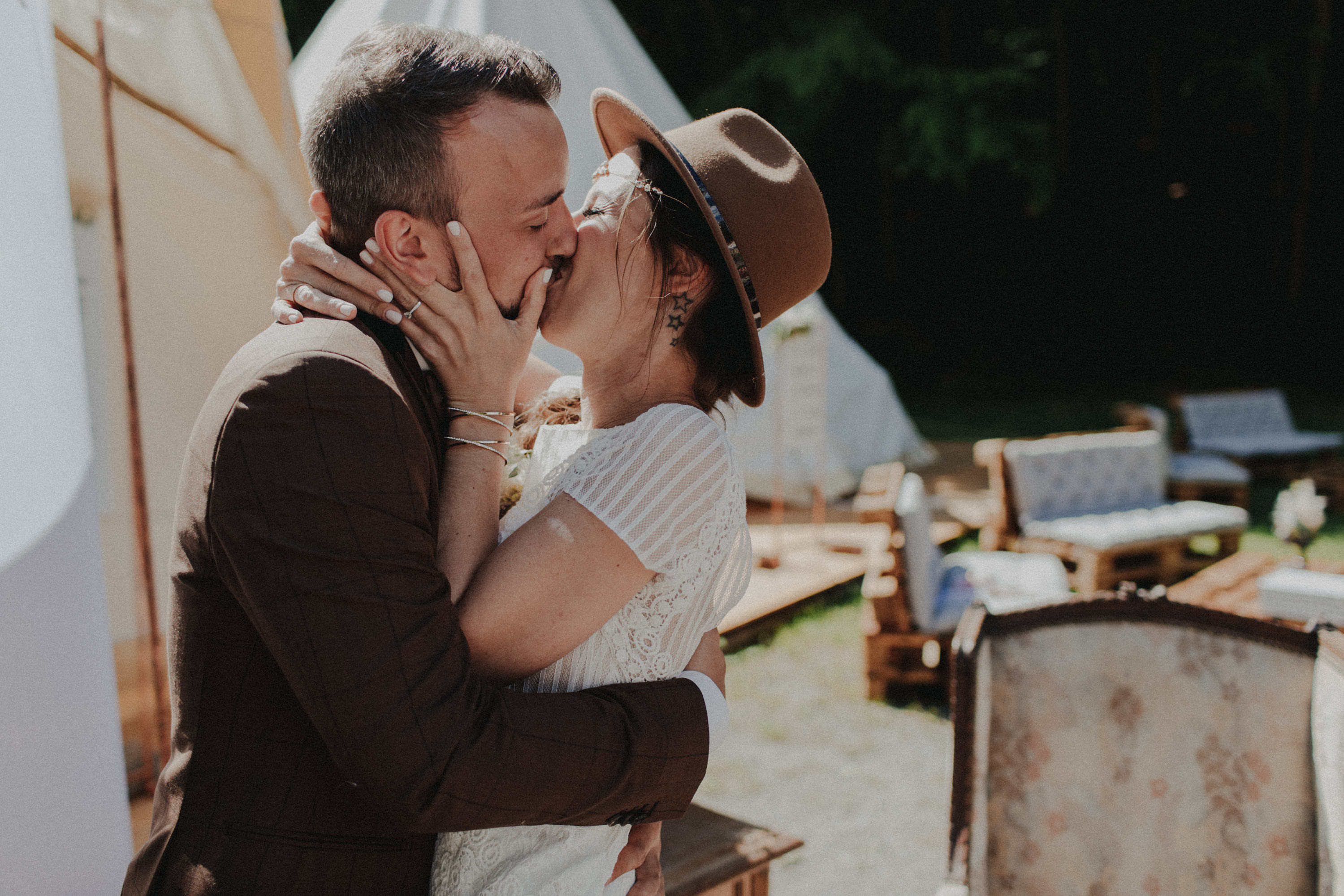 Das Foto ist Teil einer Hochzeitsreportage, das von den Hochzeitsfotografen Tom und Lia aus Potsdam aufgenommen wurde. Zu sehen  ist das Brautpaar, das sich in bad Neustadt an der Saale trauen lässt. 2019, Sommer.