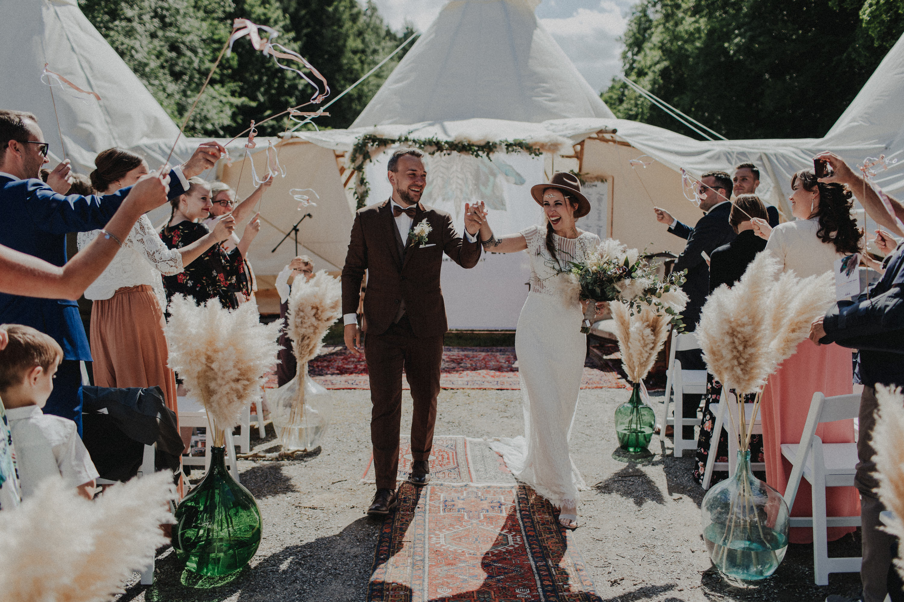 Das Foto ist Teil einer Hochzeitsreportage, das von den Hochzeitsfotografen Tom und Lia aus Potsdam aufgenommen wurde. Zu sehen  ist das Brautpaar, das sich in bad Neustadt an der Saale trauen lässt. 2019, Sommer.