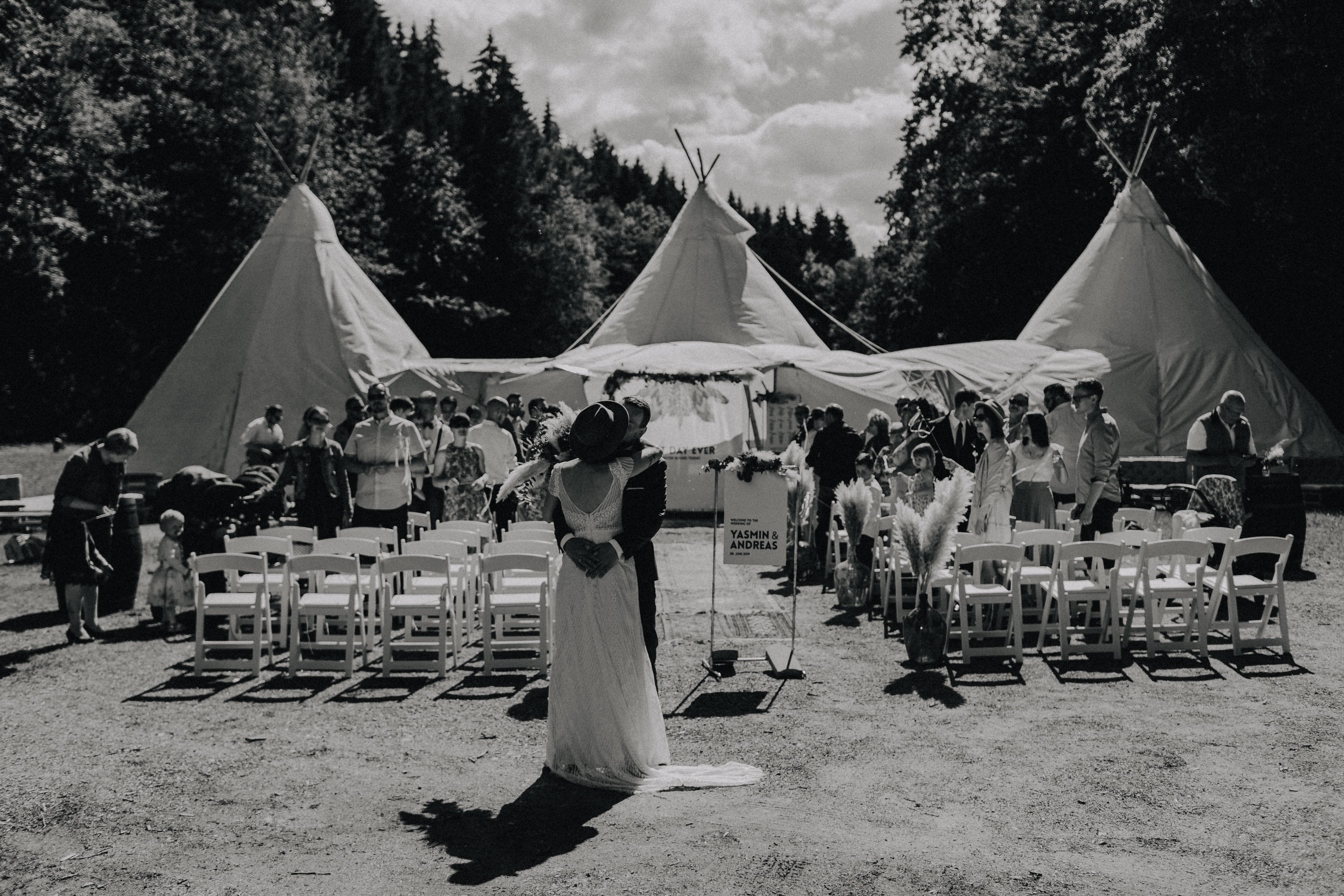 Das Foto ist Teil einer Hochzeitsreportage, das von den Hochzeitsfotografen Tom und Lia aus Potsdam aufgenommen wurde. Zu sehen  ist das Brautpaar, das sich in bad Neustadt an der Saale trauen lässt. 2019, Sommer.