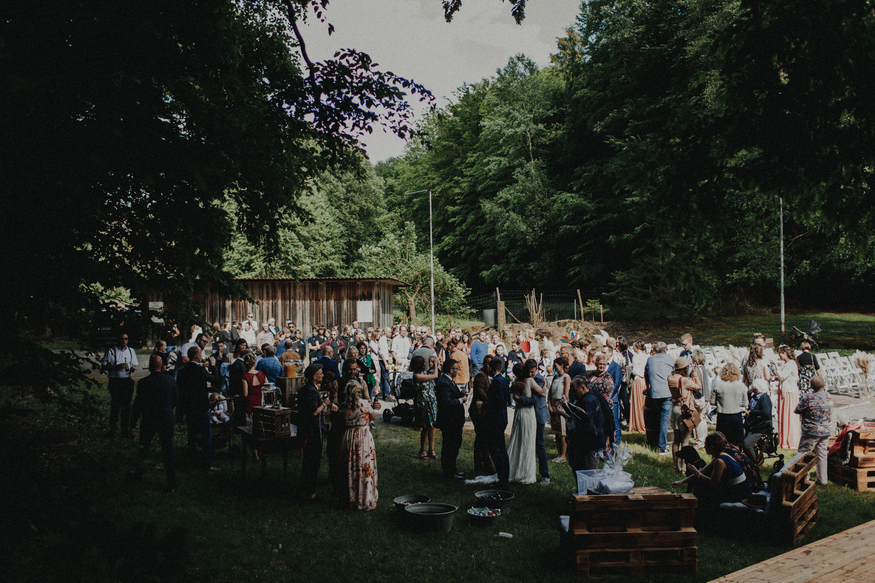 Das Foto ist Teil einer Hochzeitsreportage, das von den Hochzeitsfotografen Tom und Lia aus Potsdam aufgenommen wurde. Zu sehen  ist das Brautpaar, das sich in bad Neustadt an der Saale trauen lässt. 2019, Sommer.