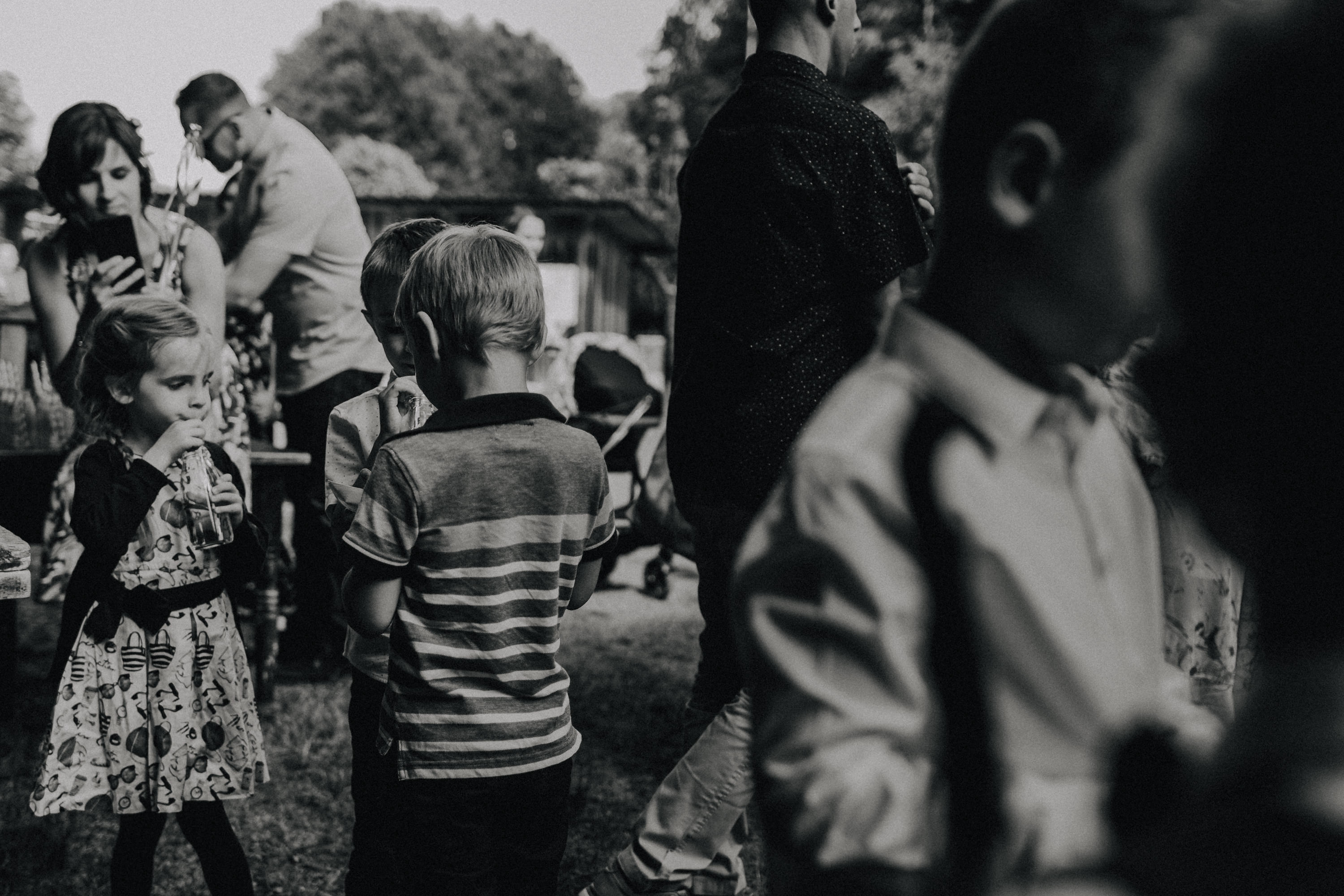 Das Foto ist Teil einer Hochzeitsreportage, das von den Hochzeitsfotografen Tom und Lia aus Potsdam aufgenommen wurde. Zu sehen  ist das Brautpaar, das sich in bad Neustadt an der Saale trauen lässt. 2019, Sommer.