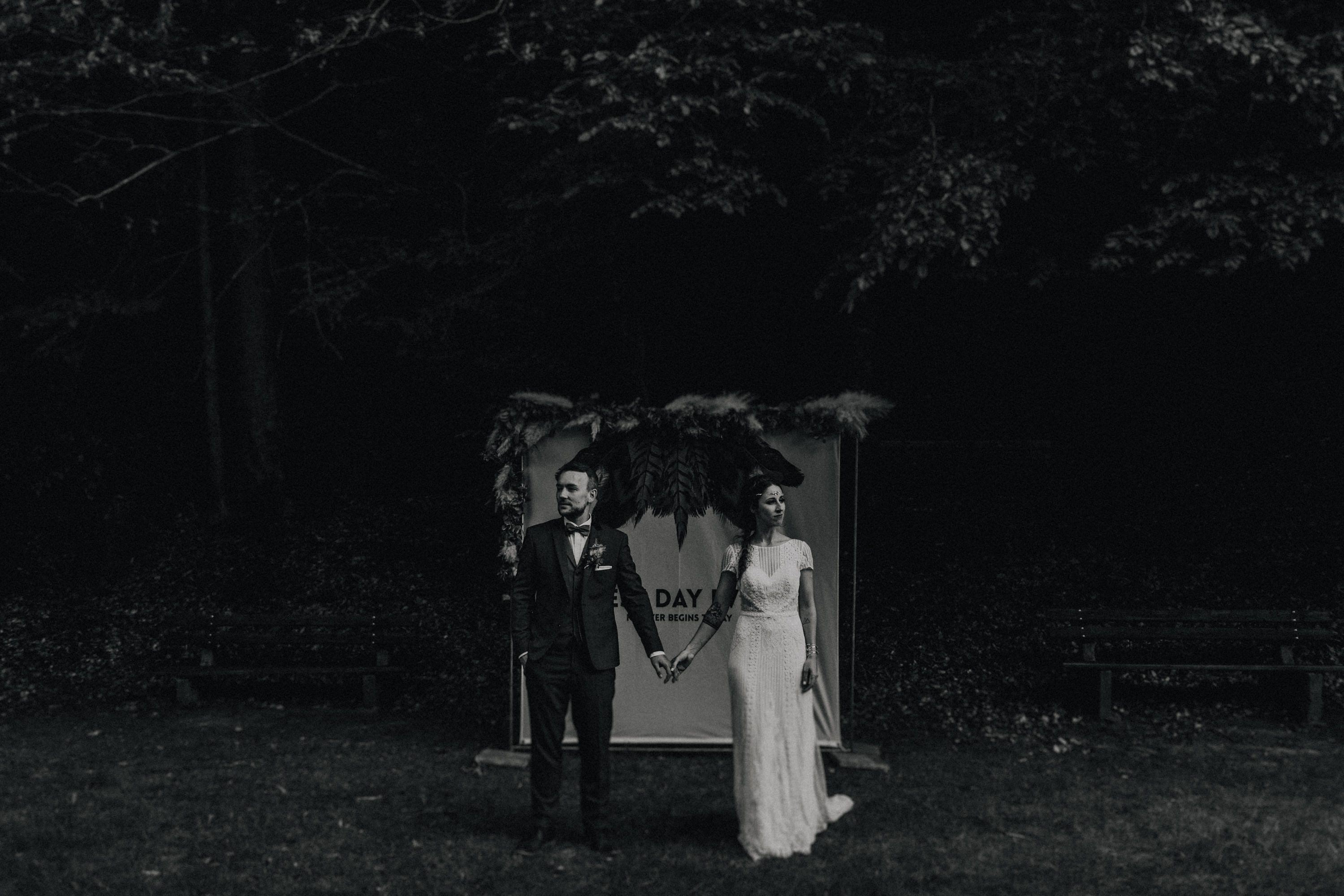 Das Foto ist Teil einer Hochzeitsreportage, das von den Hochzeitsfotografen Tom und Lia aus Potsdam aufgenommen wurde. Zu sehen  ist das Brautpaar, das sich in bad Neustadt an der Saale trauen lässt. 2019, Sommer.