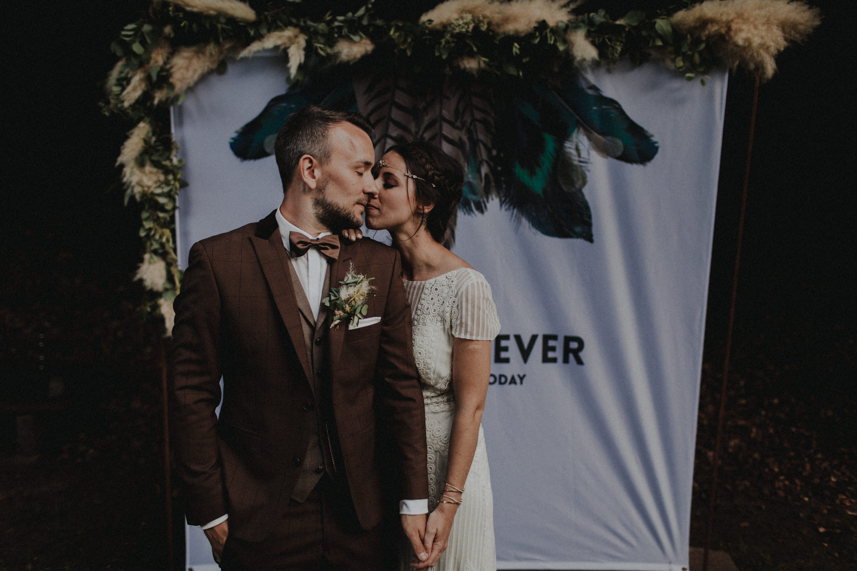 Das Foto ist Teil einer Hochzeitsreportage, das von den Hochzeitsfotografen Tom und Lia aus Potsdam aufgenommen wurde. Zu sehen  ist das Brautpaar, das sich in bad Neustadt an der Saale trauen lässt. 2019, Sommer.