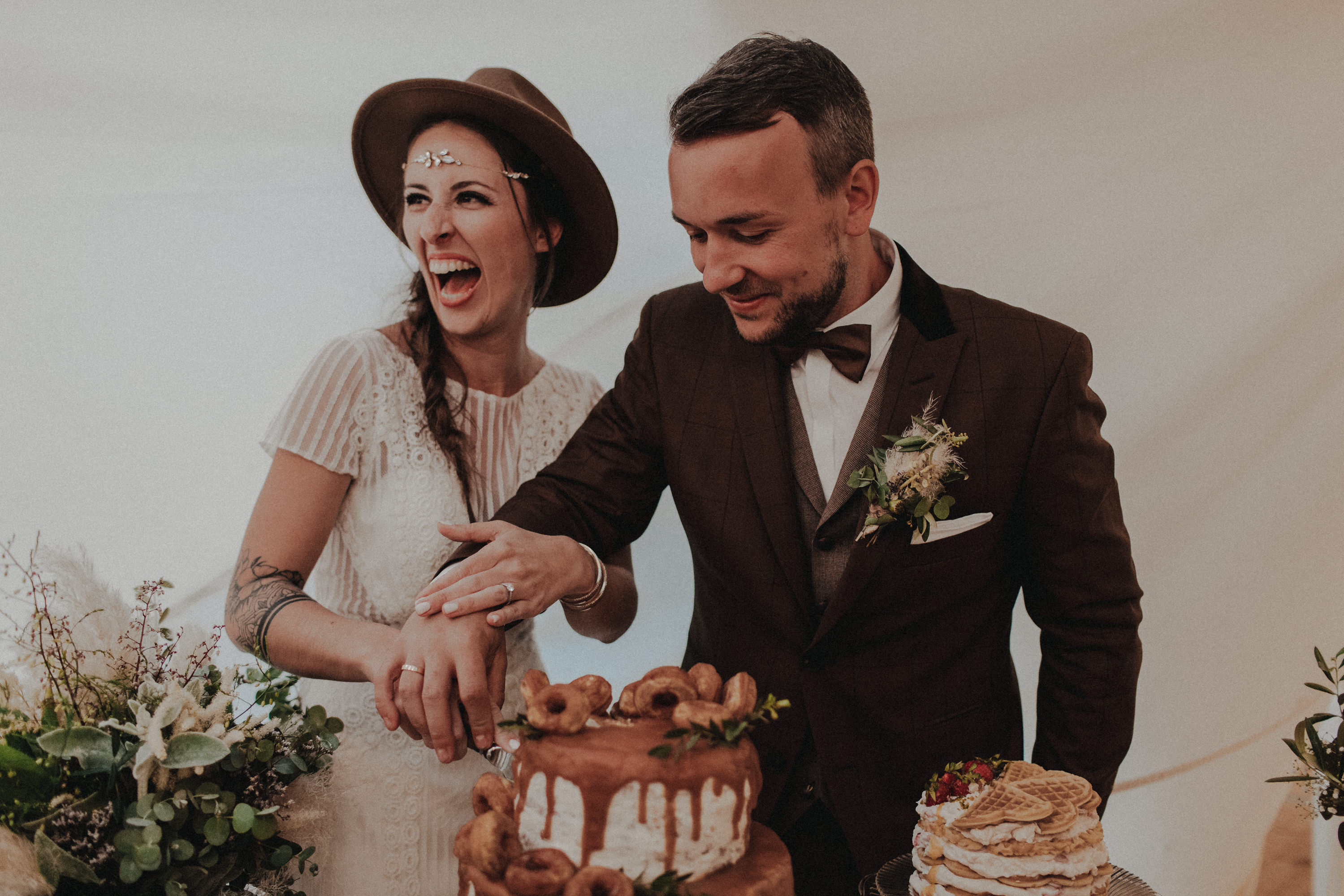 Das Foto ist Teil einer Hochzeitsreportage, das von den Hochzeitsfotografen Tom und Lia aus Potsdam aufgenommen wurde. Zu sehen  ist das Brautpaar, das sich in bad Neustadt an der Saale trauen lässt. 2019, Sommer.