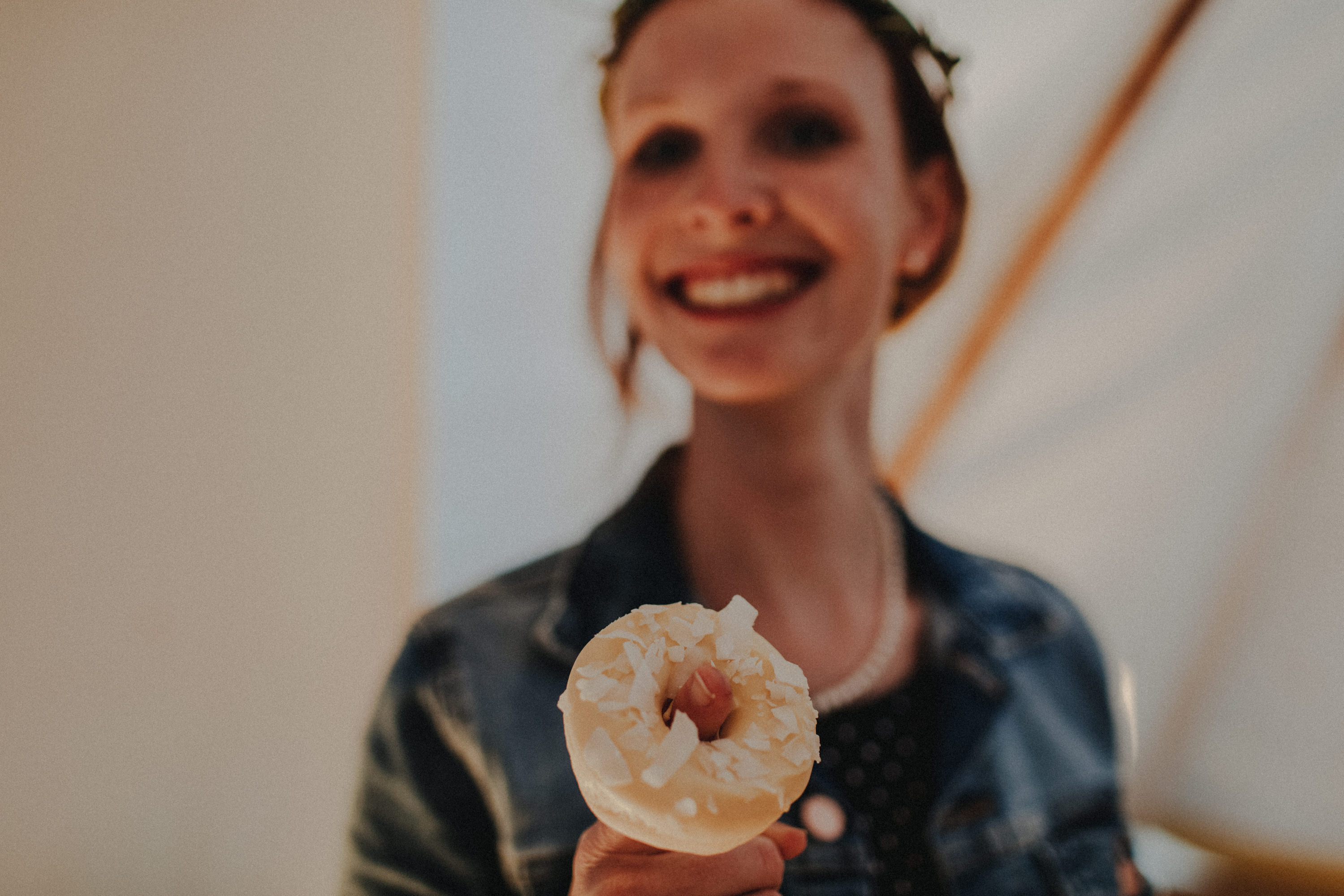 Das Foto ist Teil einer Hochzeitsreportage, das von den Hochzeitsfotografen Tom und Lia aus Potsdam aufgenommen wurde. Zu sehen  ist das Brautpaar, das sich in bad Neustadt an der Saale trauen lässt. 2019, Sommer.