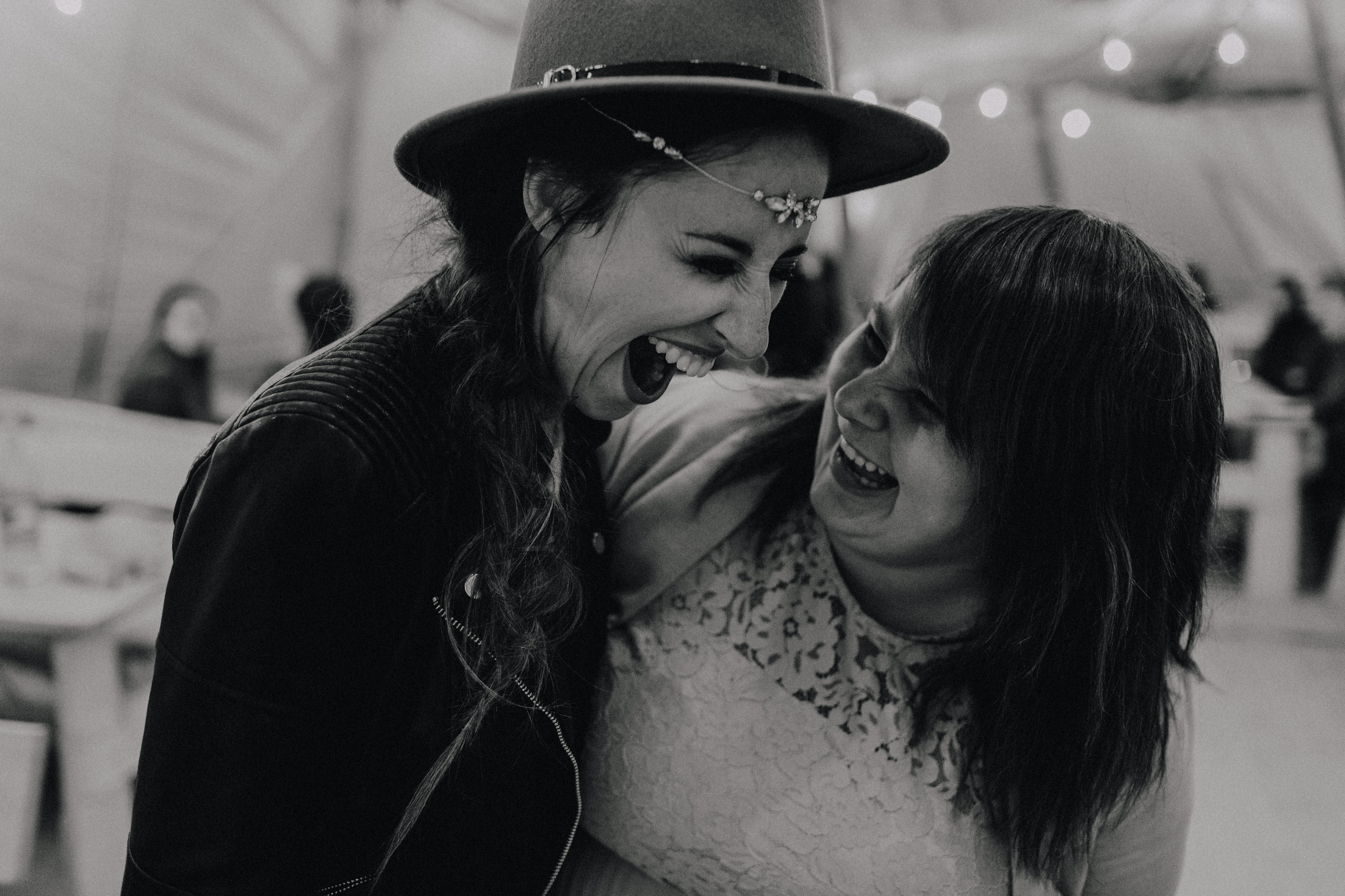 Das Foto ist Teil einer Hochzeitsreportage, das von den Hochzeitsfotografen Tom und Lia aus Potsdam aufgenommen wurde. Zu sehen  ist das Brautpaar, das sich in bad Neustadt an der Saale trauen lässt. 2019, Sommer.