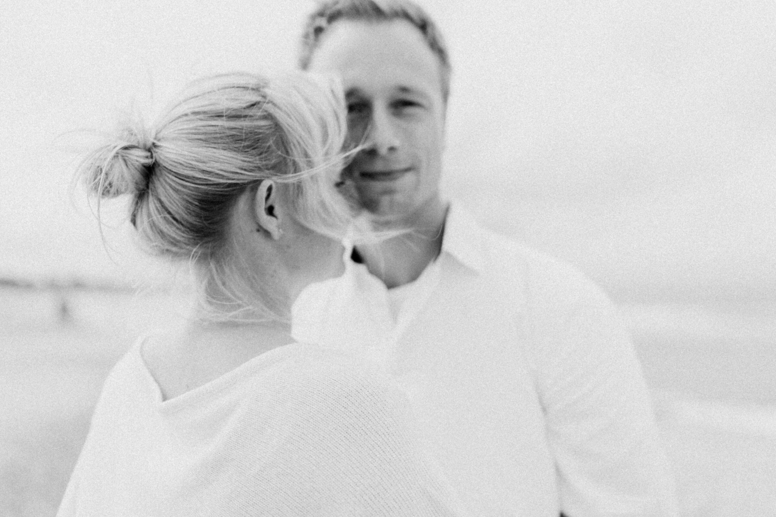 Auf diesem Foto sind die Hochzeitsfotografen Tom und Lia aus Potsdam abgebildet, ein Fotografenteam, das seit vielen Jahren gemeinsam Hochzeiten und Paare fotografiert.